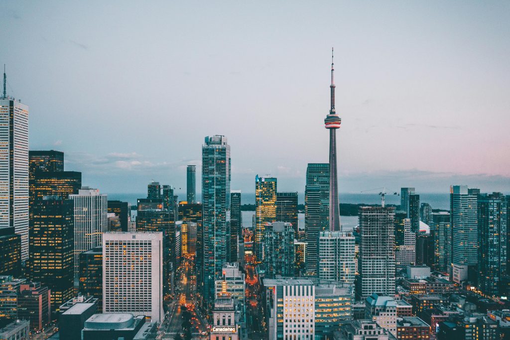 toronto canada skyline featuring the CN tower