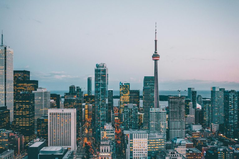 toronto canada skyline featuring the CN tower